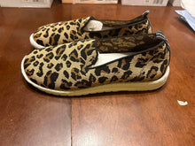 Load image into Gallery viewer, Leopard slip on&#39;s
